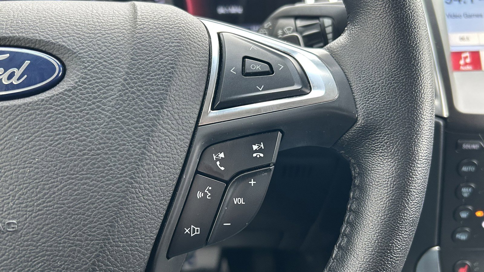 Used 2019 Ford Edge Titanium w/ Cold Weather Package image 23