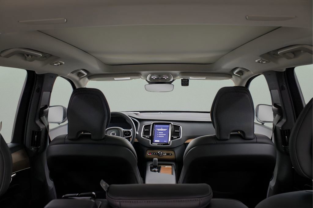 Certified 2025 Volvo XC90 B6 Plus image 16