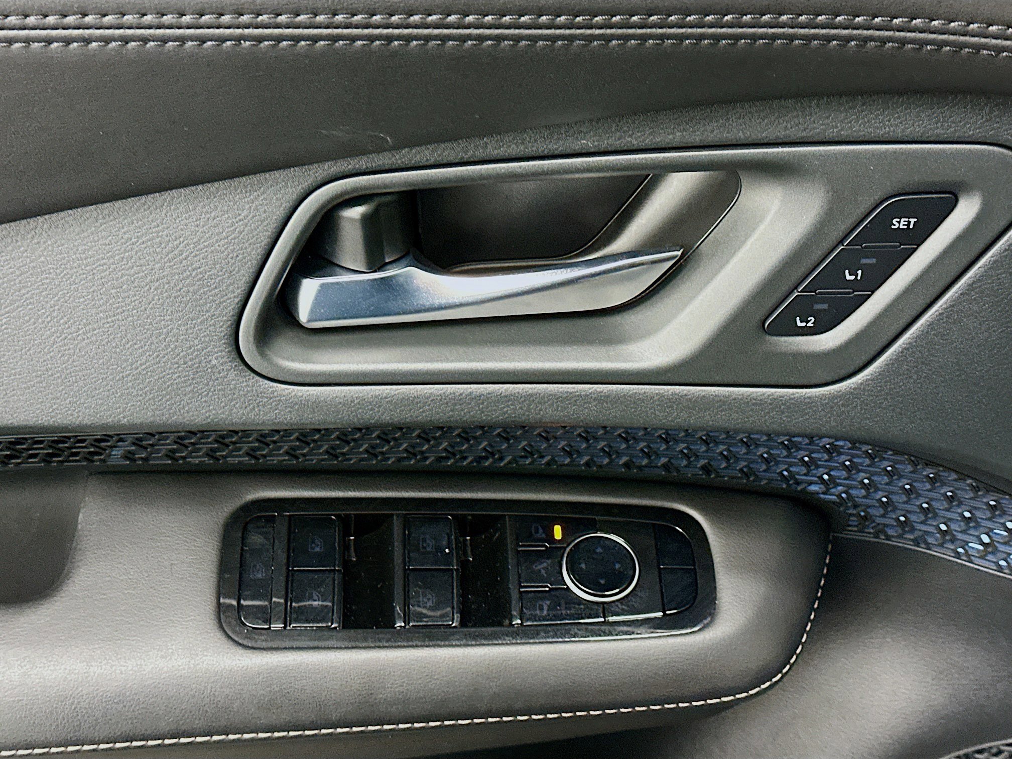 Used 2023 Nissan Ariya AWD image 15