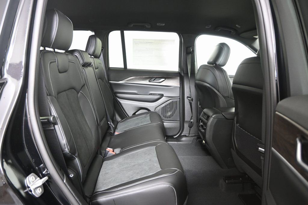 New 2026 Jeep Grand Cherokee Laredo image 15