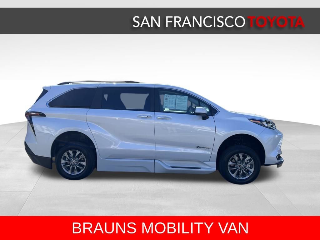 Used 2026 Toyota Sienna XLE FWD image 6