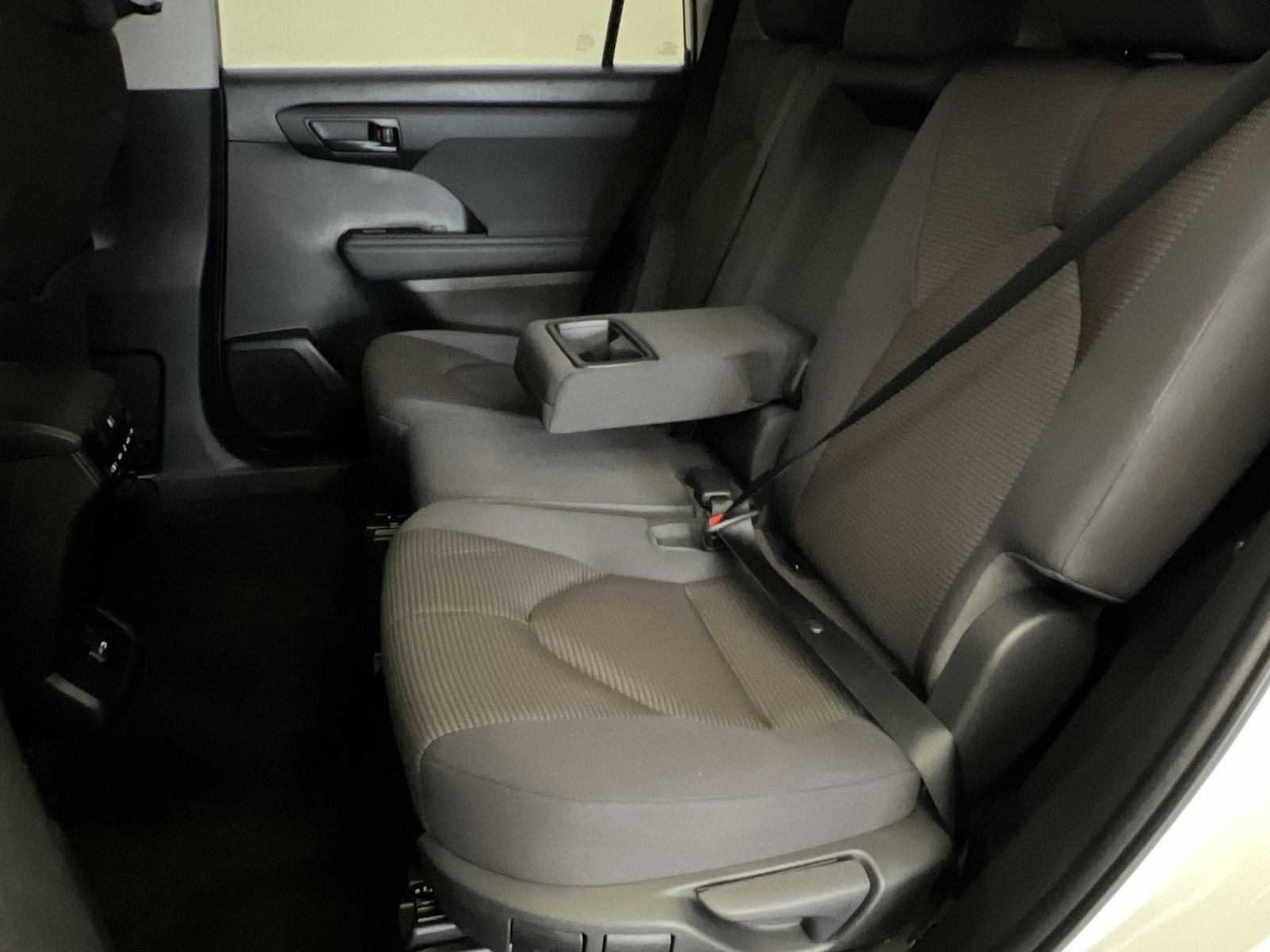 Used 2023 Toyota Highlander LE image 22