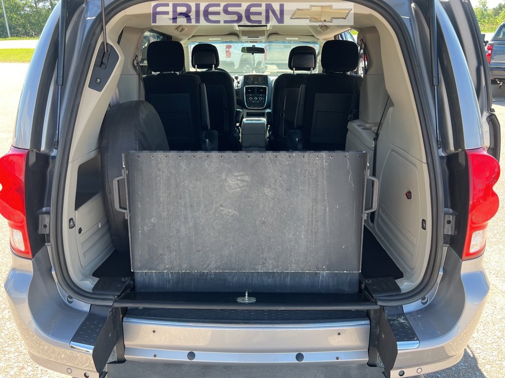 Used 2016 Dodge Grand Caravan SXT w/ Rear Park Assist Package image 11