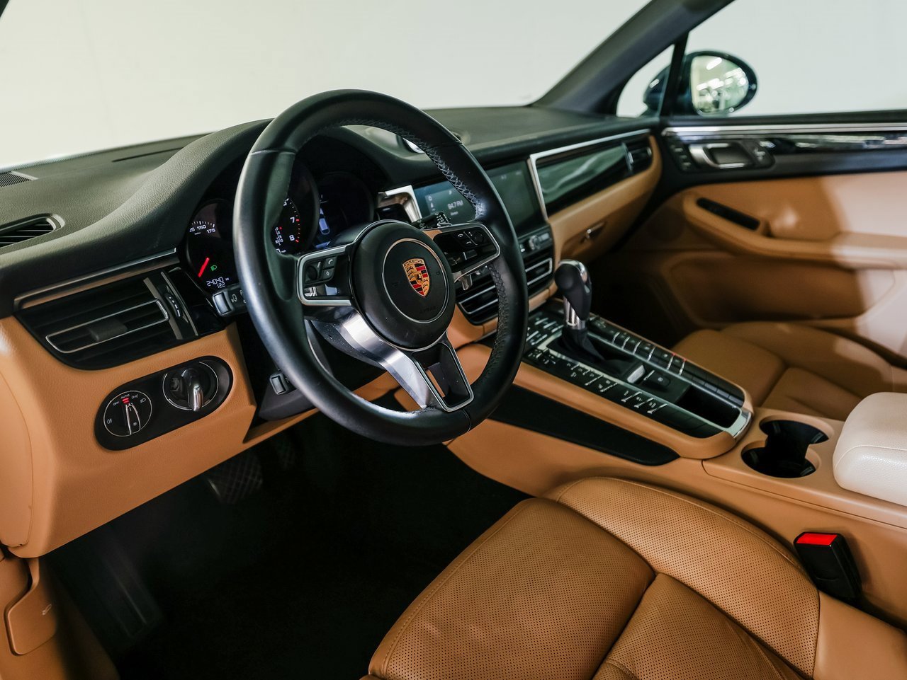 Certified 2020 Porsche Macan image 4