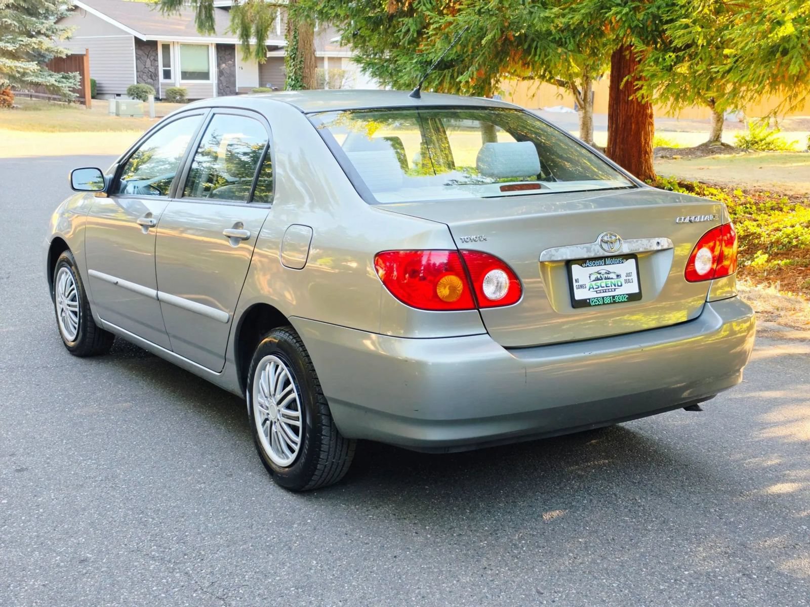 Used 2004 Toyota Corolla LE FWD image 3