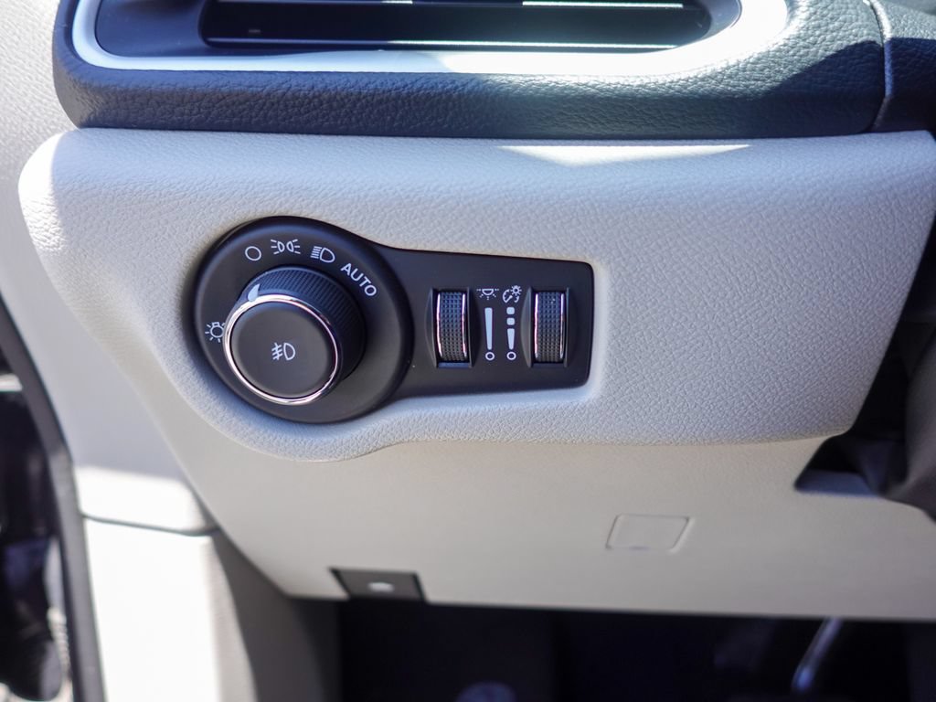 Used 2024 Chrysler Pacifica Limited FWD image 14