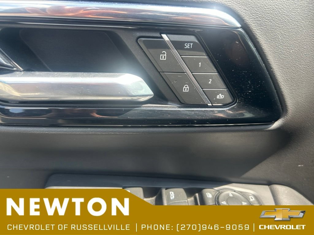 Used 2025 Chevrolet Suburban Z71 w/ Comfort Package AWD/4WD image 9