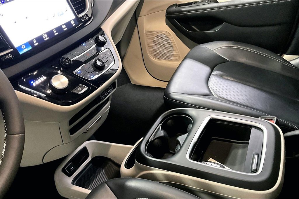 Used 2024 Chrysler Pacifica Touring-L image 19