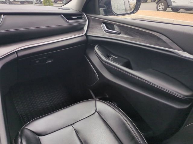 Used 2023 Jeep Grand Cherokee Limited w/ Black Appearance Package image 17