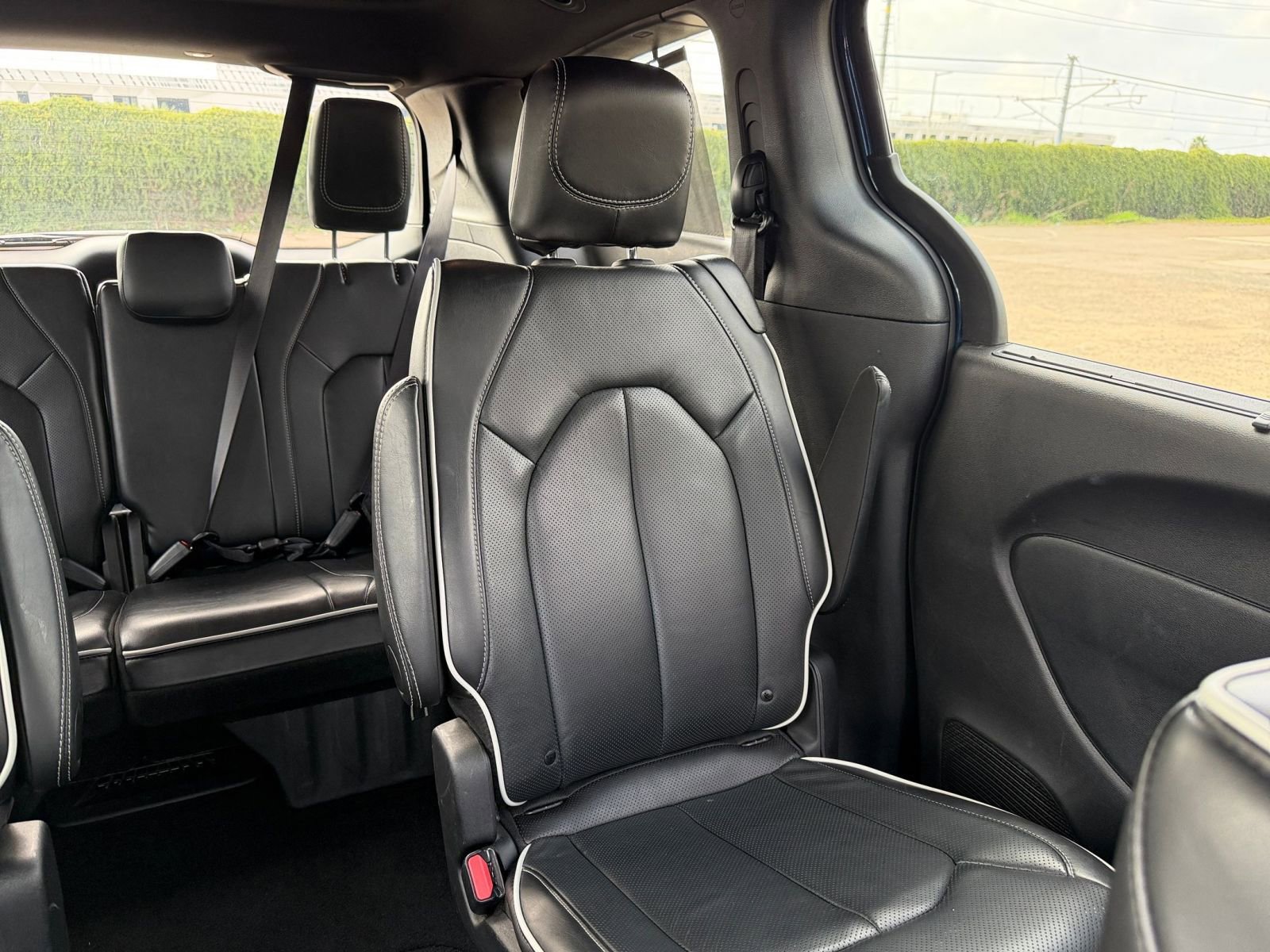 Used 2025 Chrysler Pacifica Limited image 42