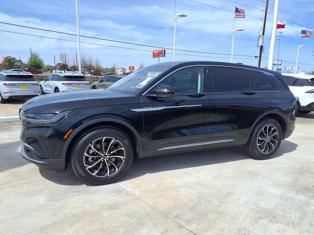 Used 2024 Lincoln Nautilus Premier image 3