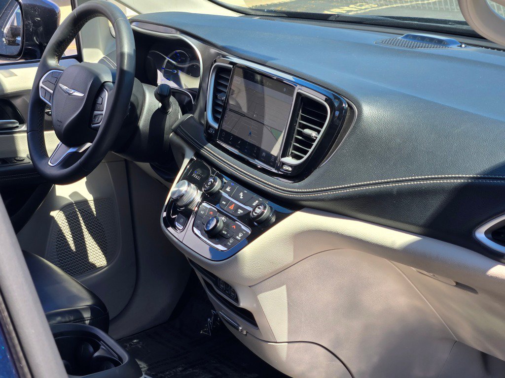 Used 2024 Chrysler Pacifica Limited FWD image 8