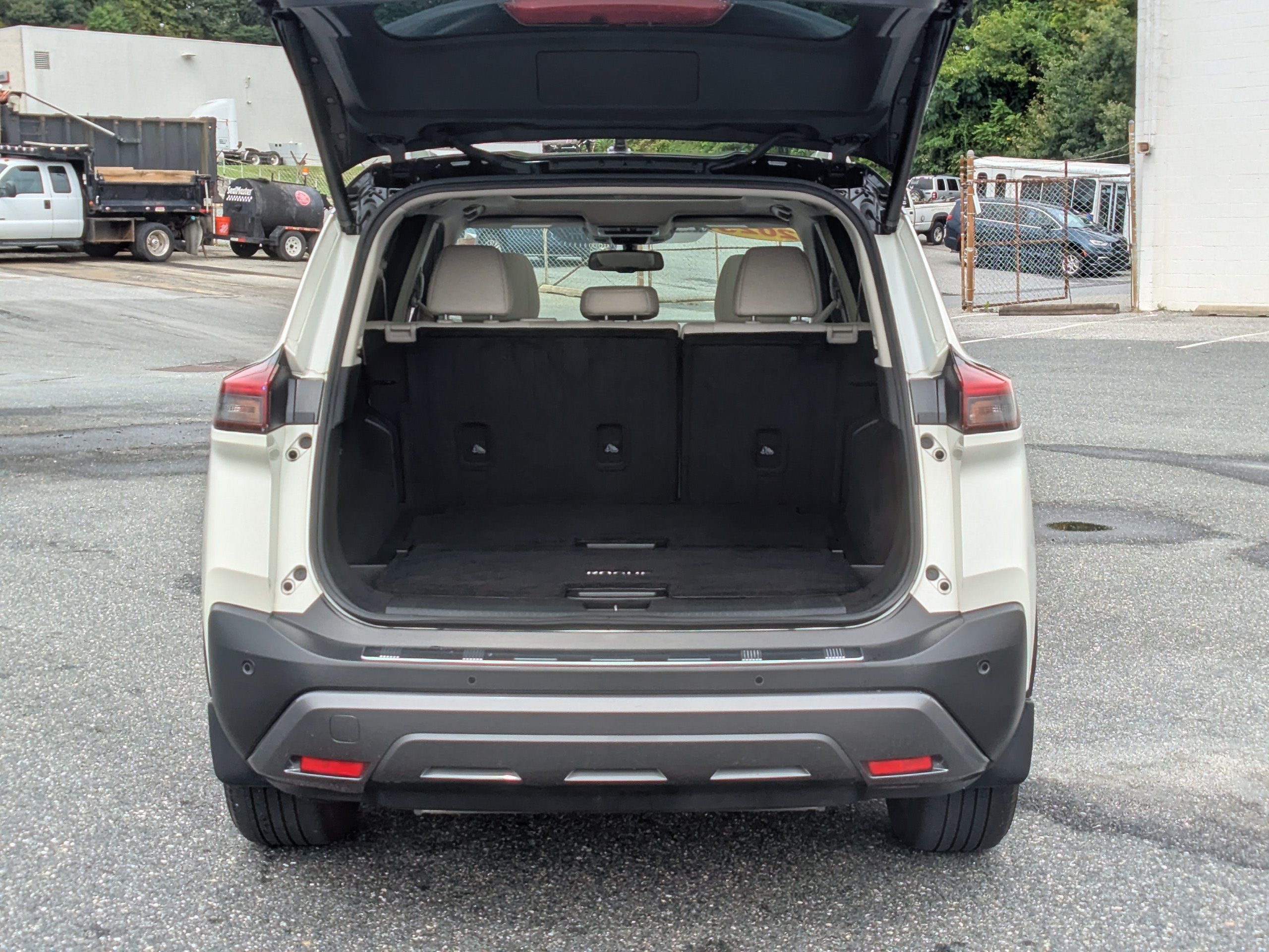 Used 2023 Nissan Rogue SL AWD/4WD image 8