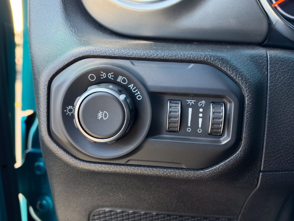 Used 2019 Jeep Wrangler Unlimited Sahara w/ LED Lighting Group AWD/4WD image 30