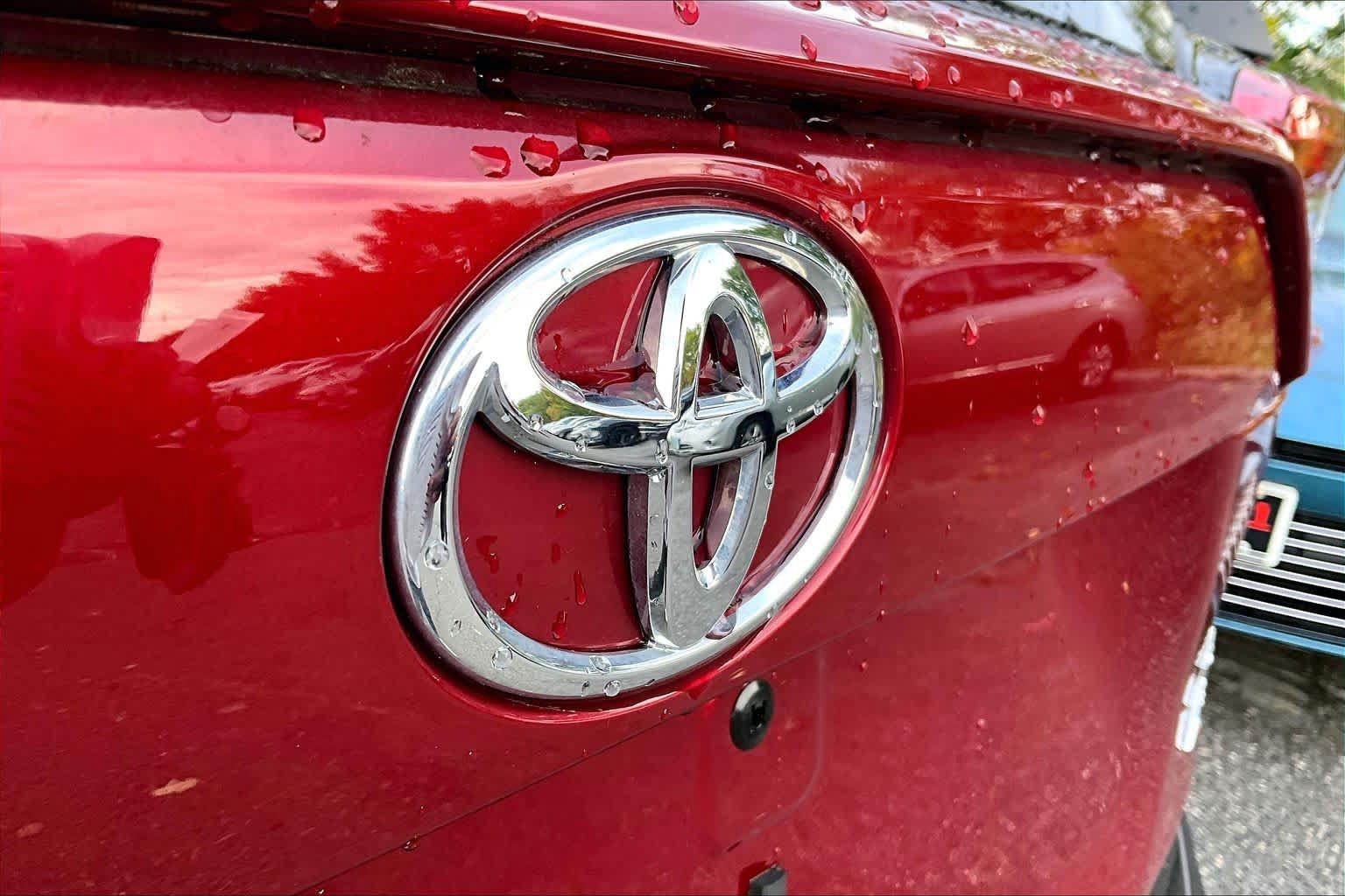 Used 2025 Toyota RAV4 XLE Premium AWD/4WD image 30