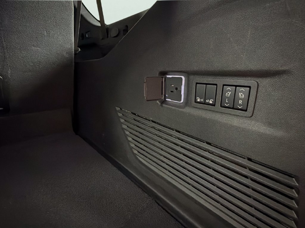 Certified 2025 Chevrolet Suburban Premier RWD image 32