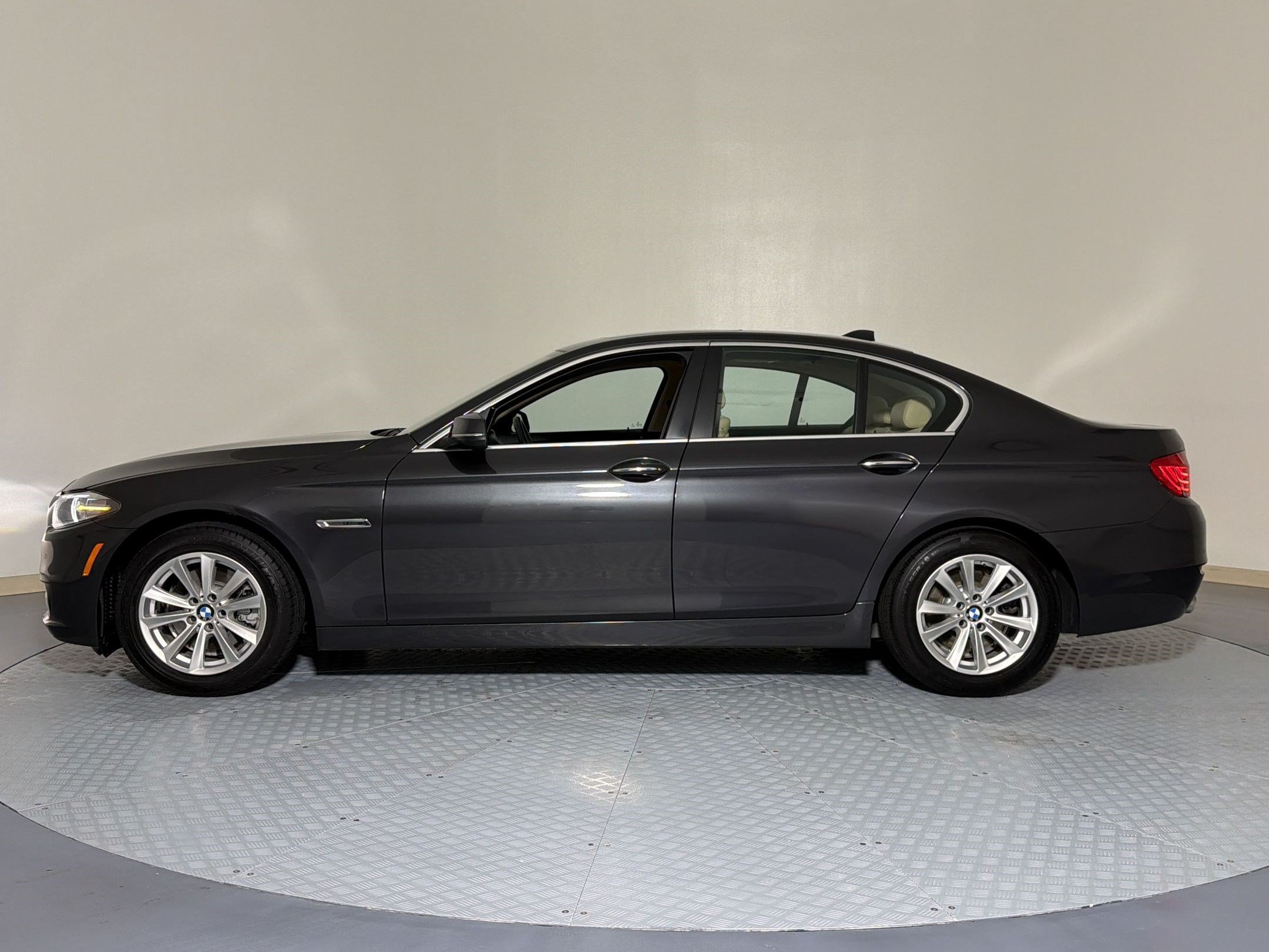 Used 2016 BMW 528i Sedan RWD image 2