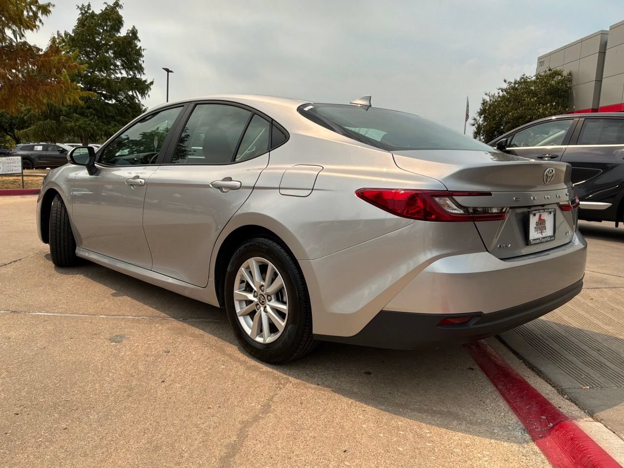Used 2025 Toyota Camry LE FWD image 8