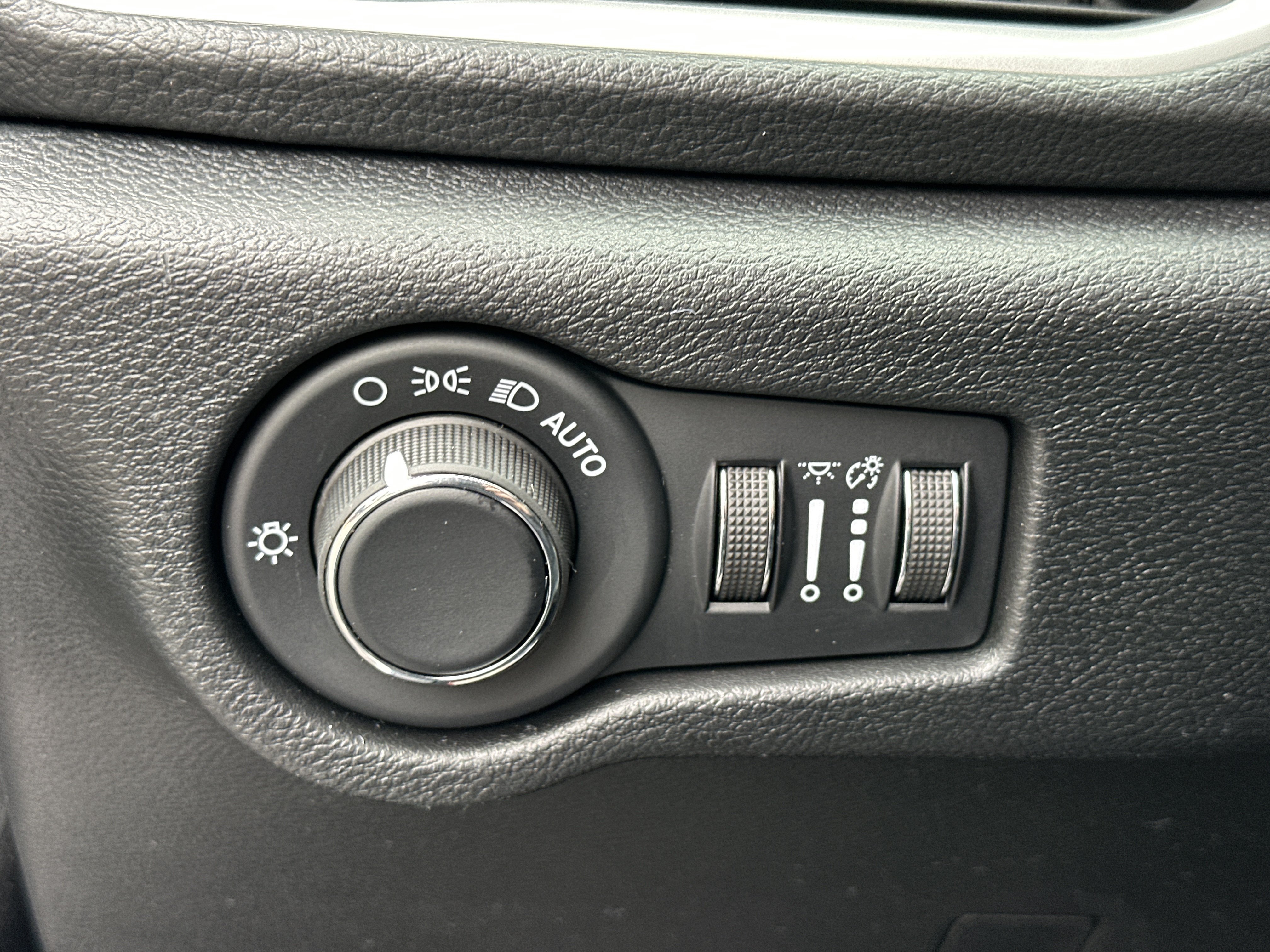 New 2027 Chrysler Pacifica Select FWD image 10