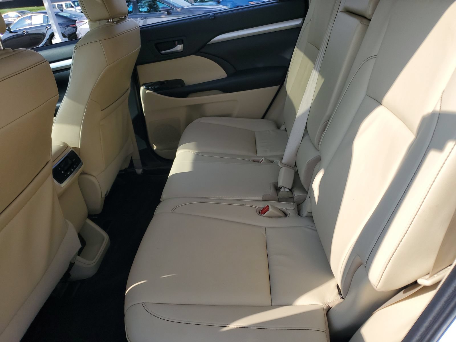 Used 2019 Toyota Highlander XLE AWD/4WD image 12