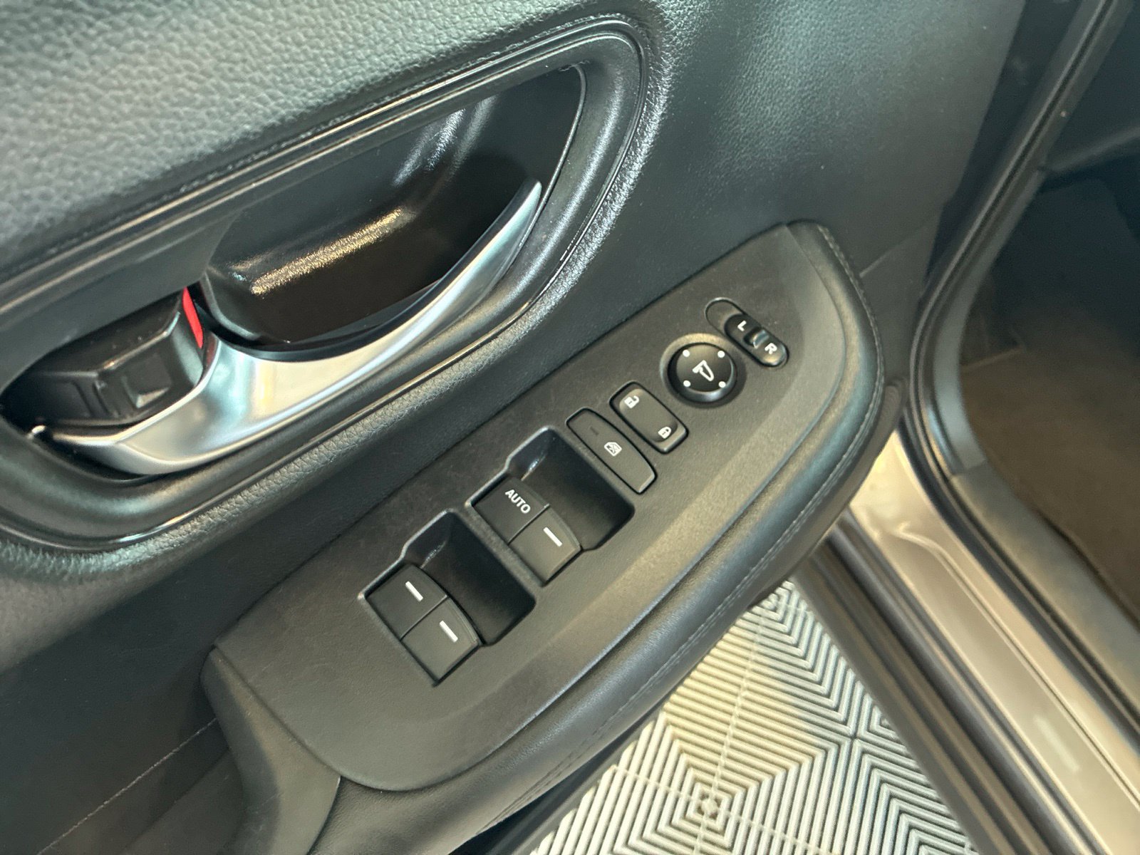 Used 2024 Honda HR-V LX image 12