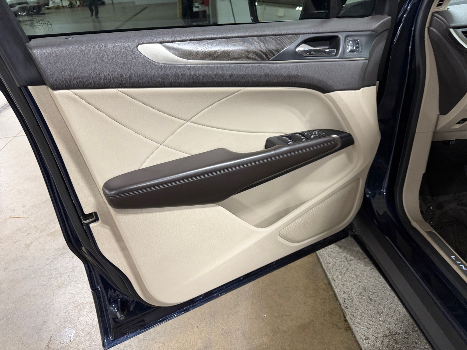 Used 2017 Lincoln MKC Reserve w/ Lincoln MKC Climate Package AWD/4WD image 13