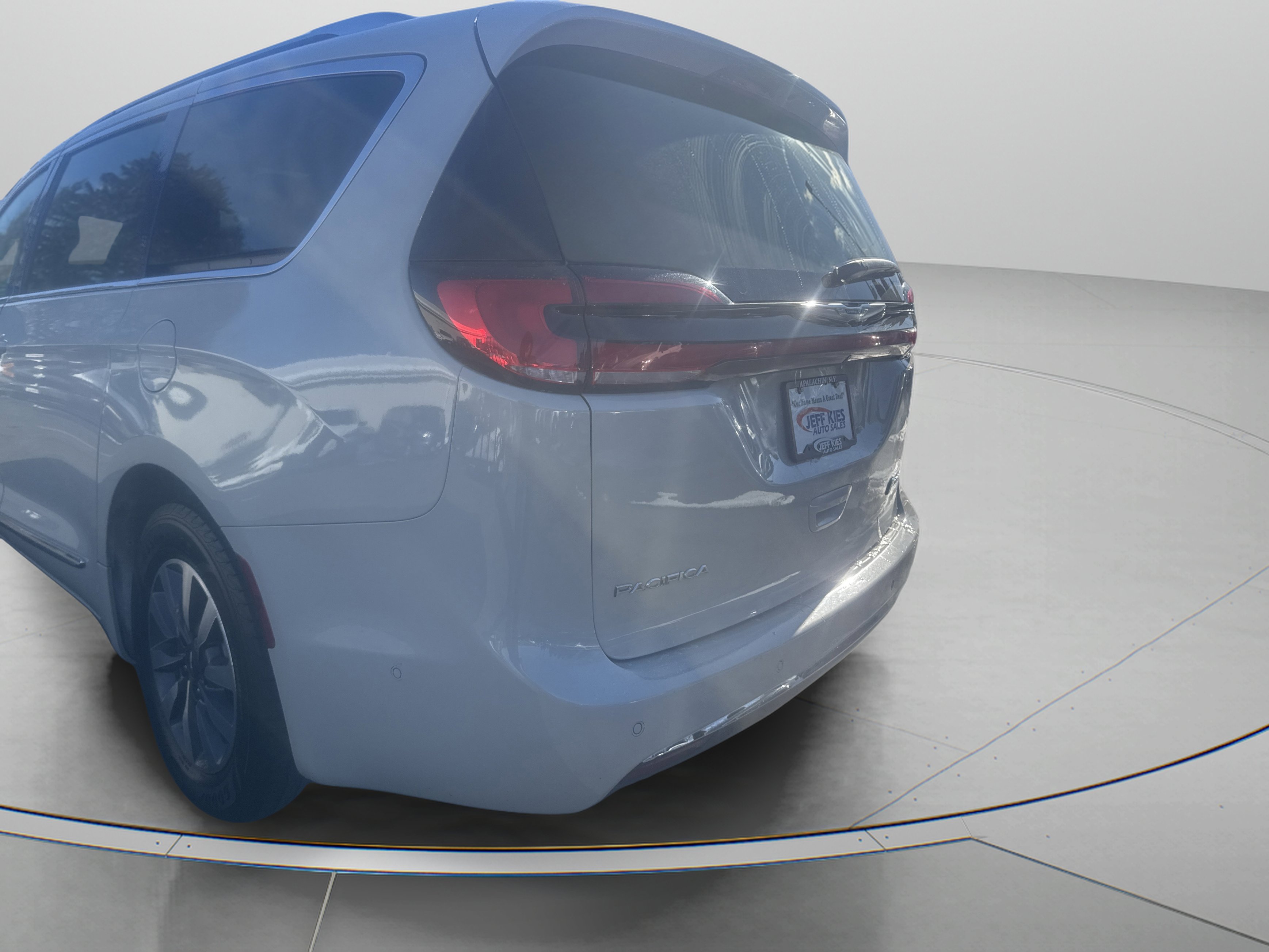 Used 2021 Chrysler Pacifica Limited w/ Uconnect Theater Family Group image 7