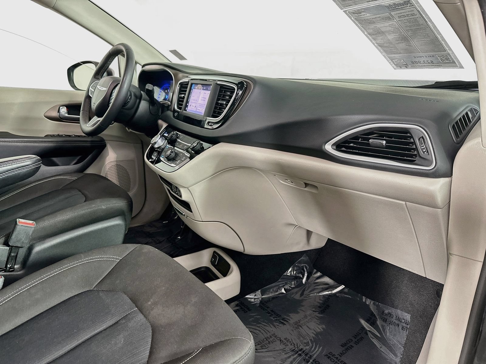 Used 2023 Chrysler Voyager LX FWD image 29