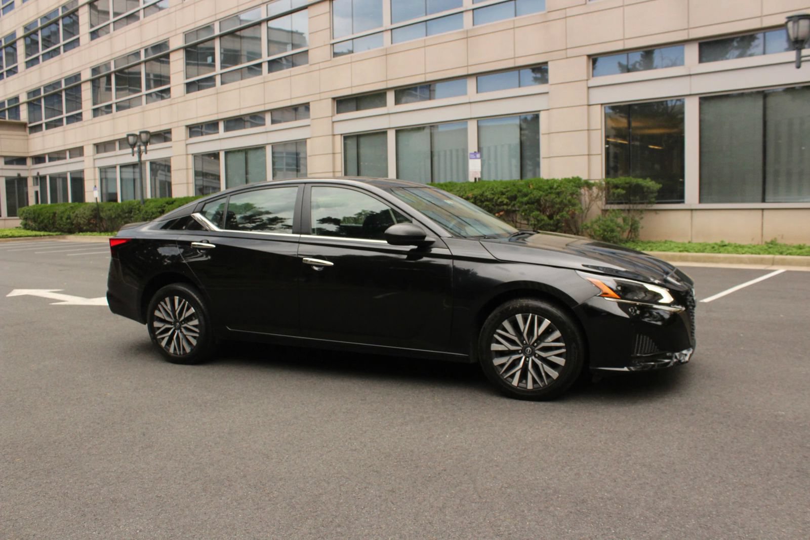 Used 2024 Nissan Altima 2.5 SV AWD/4WD image 2
