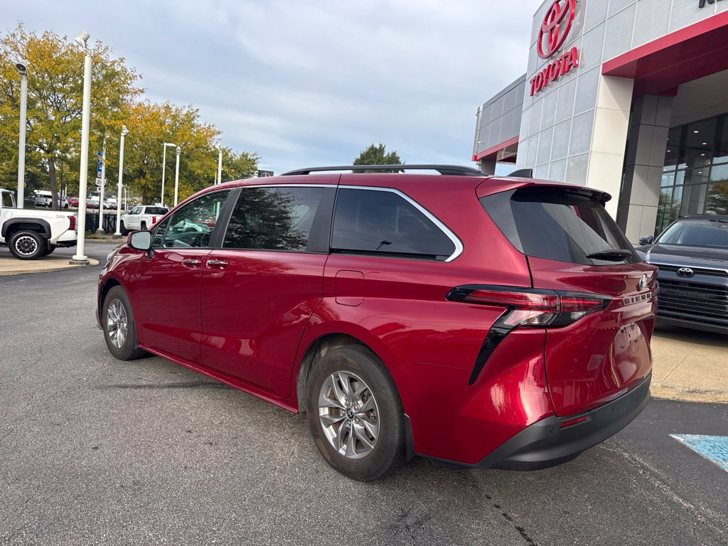 Certified 2022 Toyota Sienna XLE w/ XLE Plus Package FWD image 3