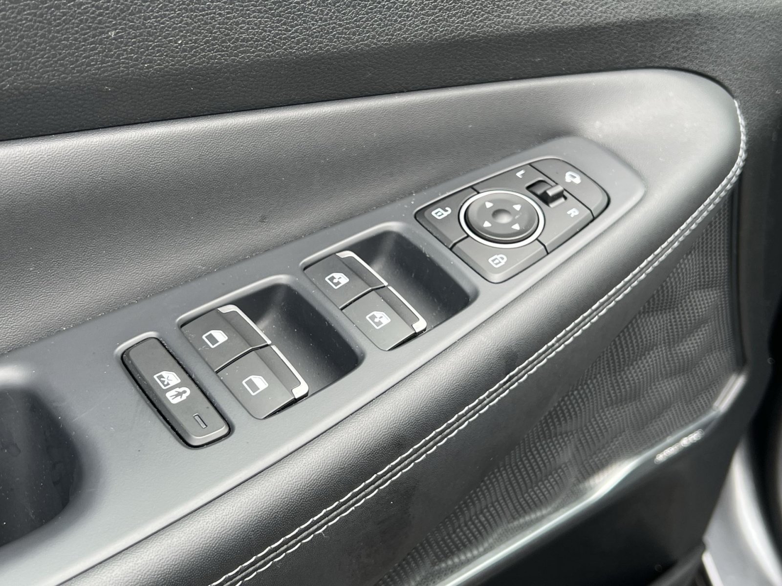 Used 2023 Hyundai Santa Fe Limited AWD/4WD image 12