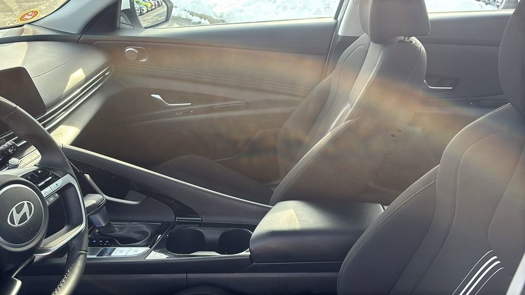 Used 2025 Hyundai Elantra SEL image 24