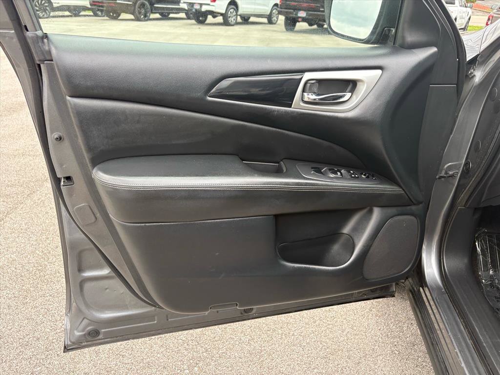 Used 2018 Nissan Pathfinder SV image 17