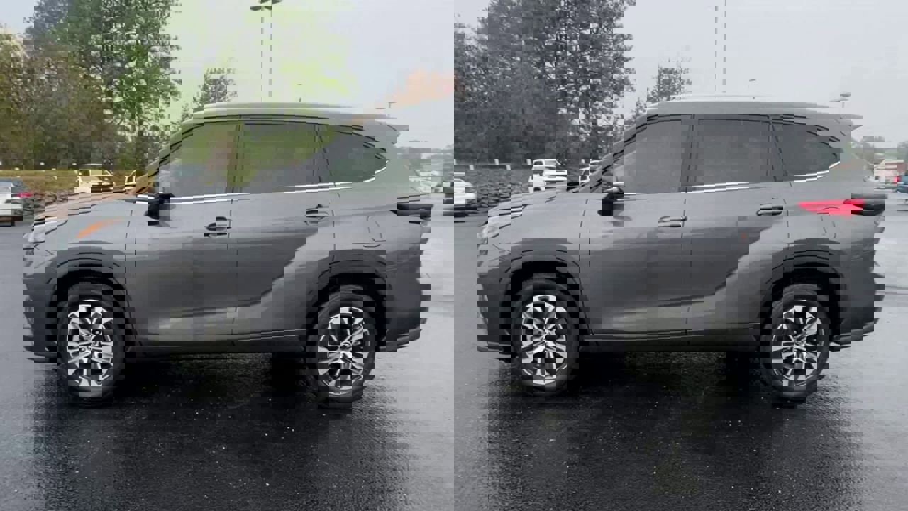 Used 2023 Toyota Highlander XLE image 5