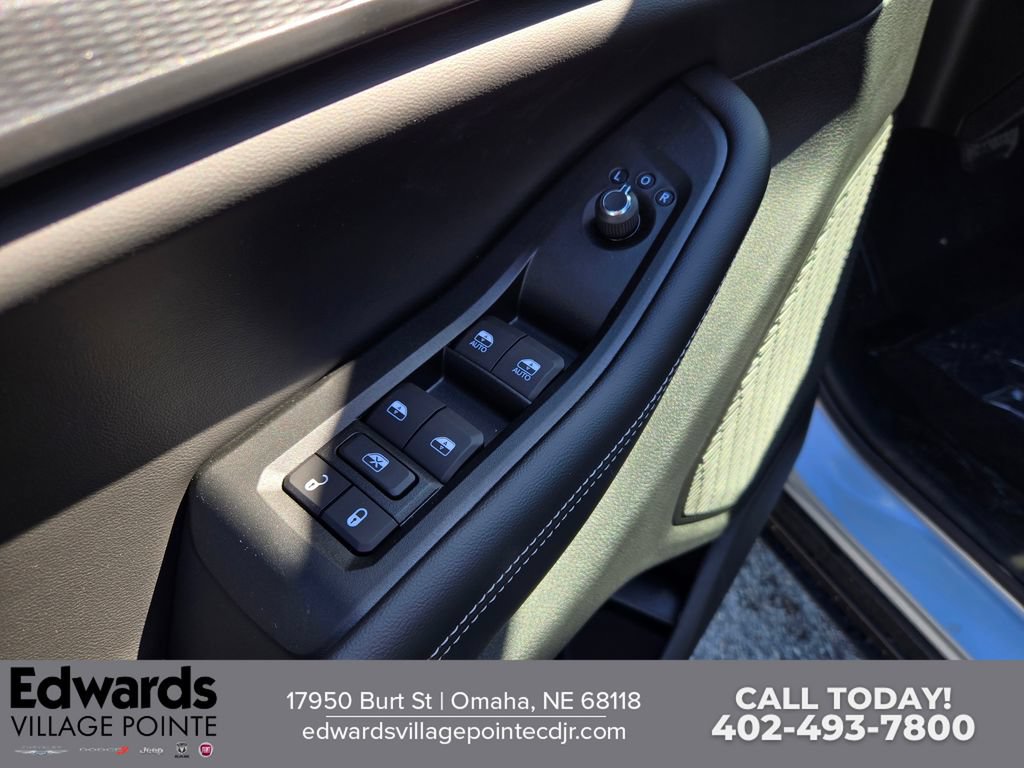New 2025 Jeep Grand Cherokee Altitude AWD/4WD image 11