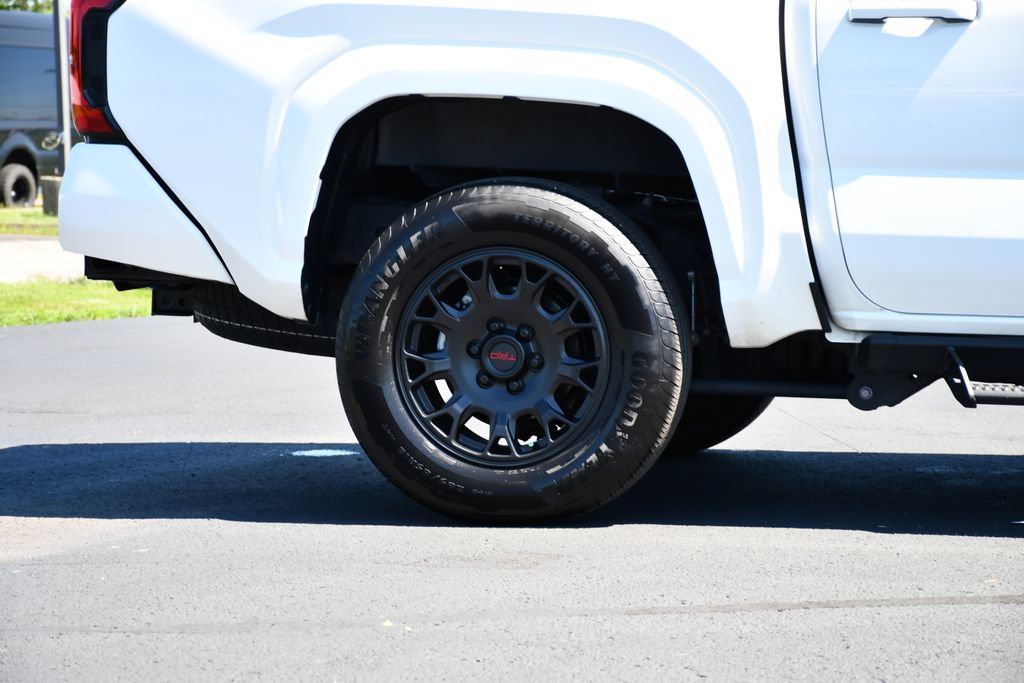 Used 2025 Toyota Tacoma SR5 AWD/4WD image 10