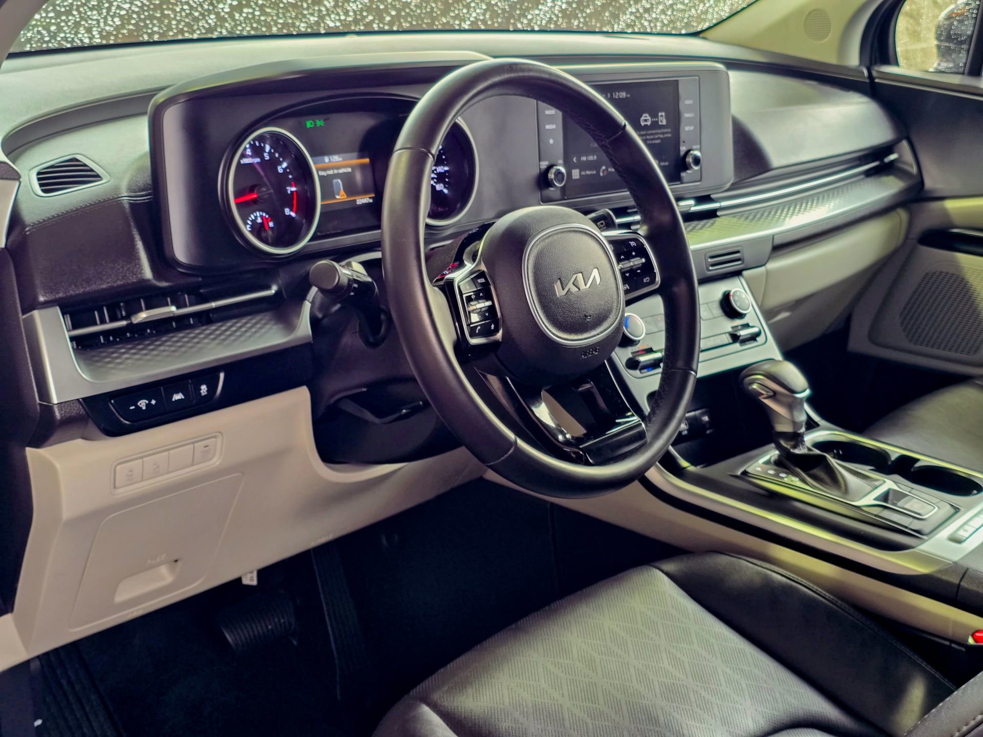 Used 2023 Kia Carnival LX image 6