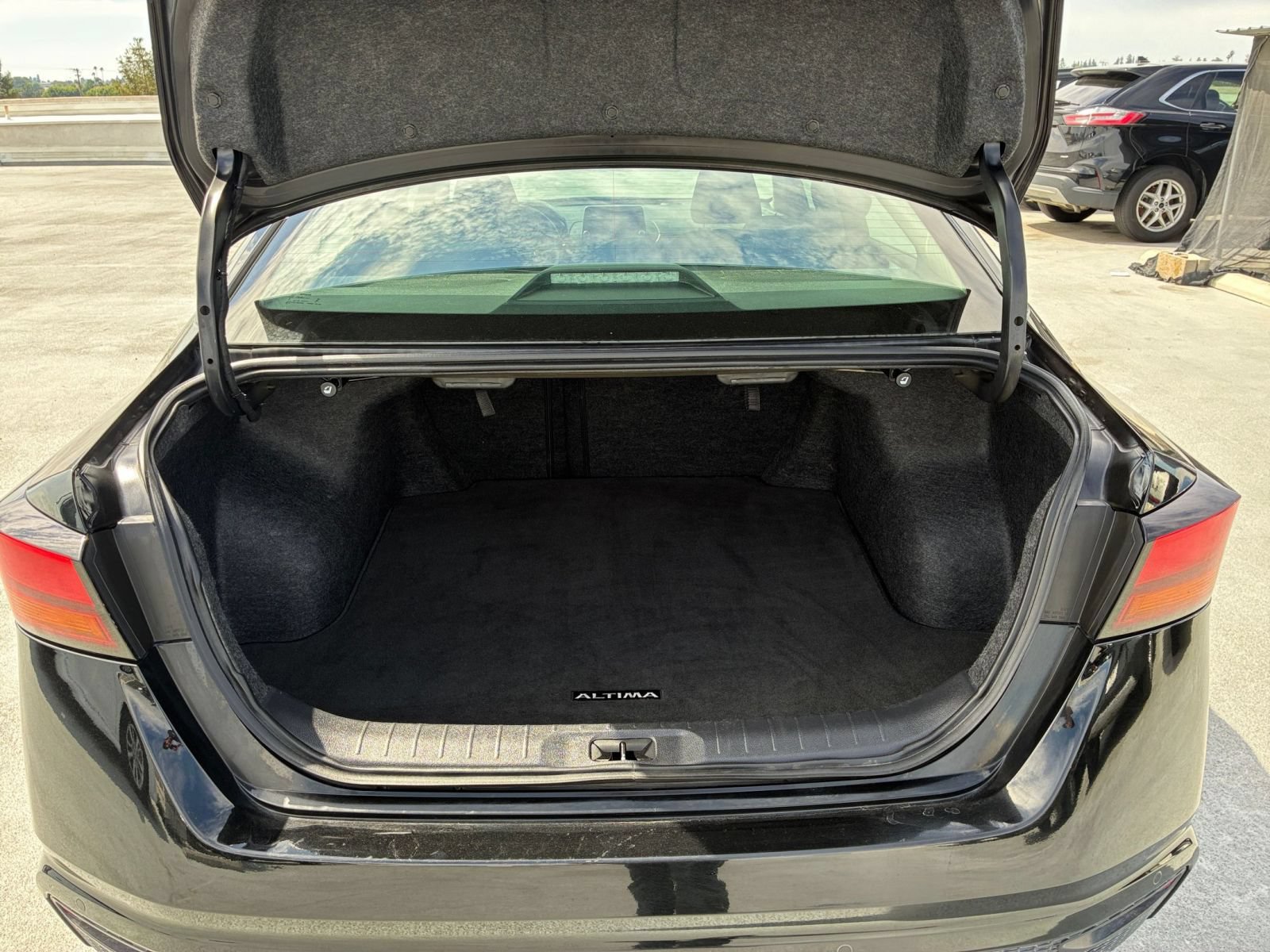 Used 2025 Nissan Altima 2.5 SV FWD image 30