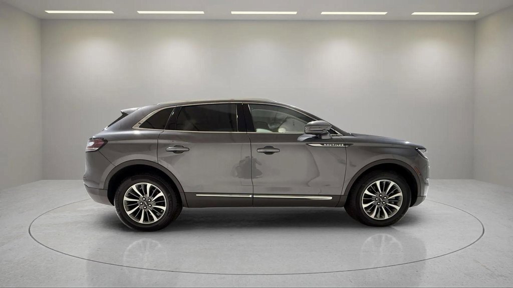 Used 2022 Lincoln Nautilus FWD w/ Premium Package image 2