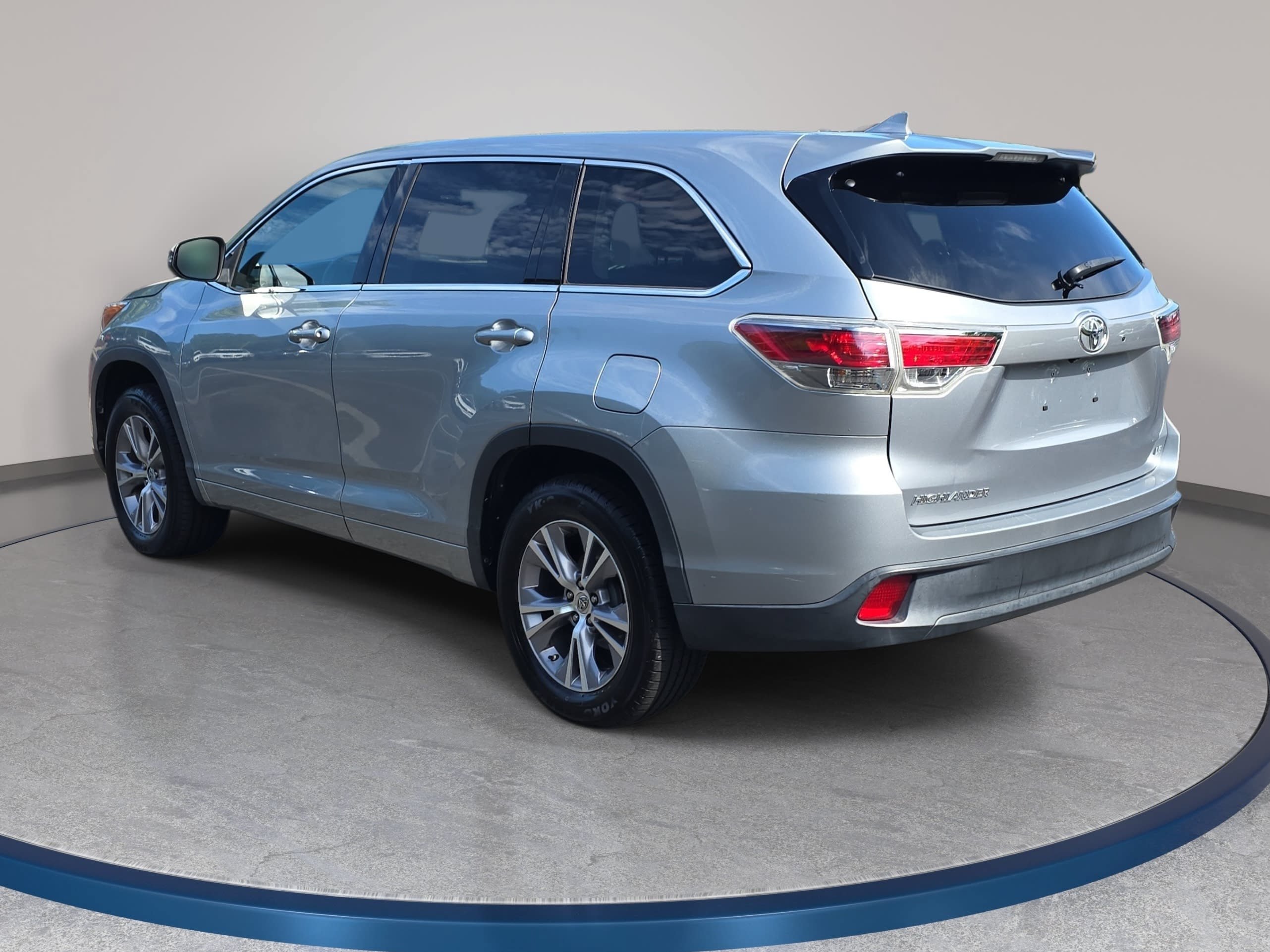Used 2015 Toyota Highlander Plus FWD image 7