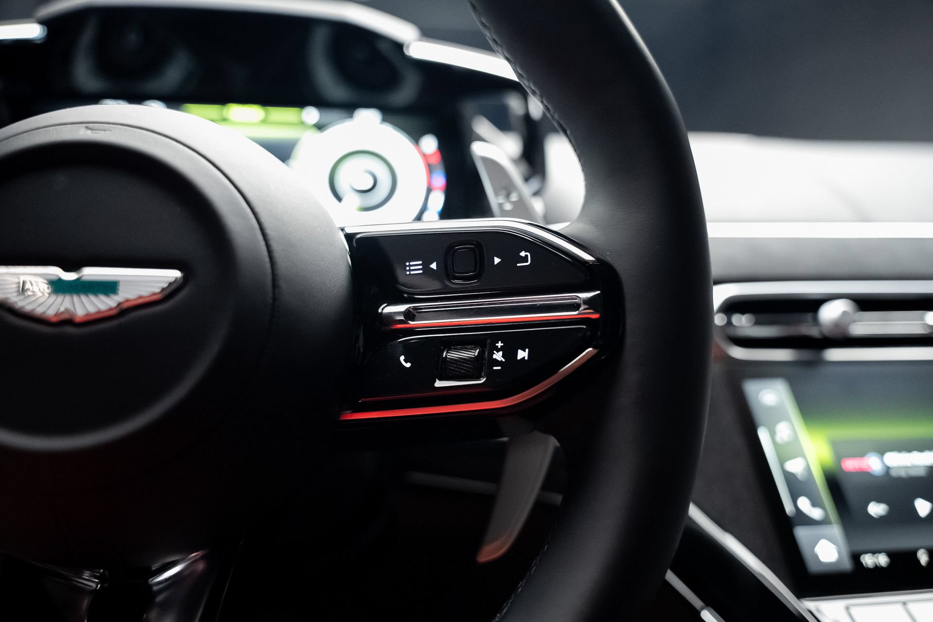 Used 2025 Aston Martin V8 Vantage Coupe RWD image 44