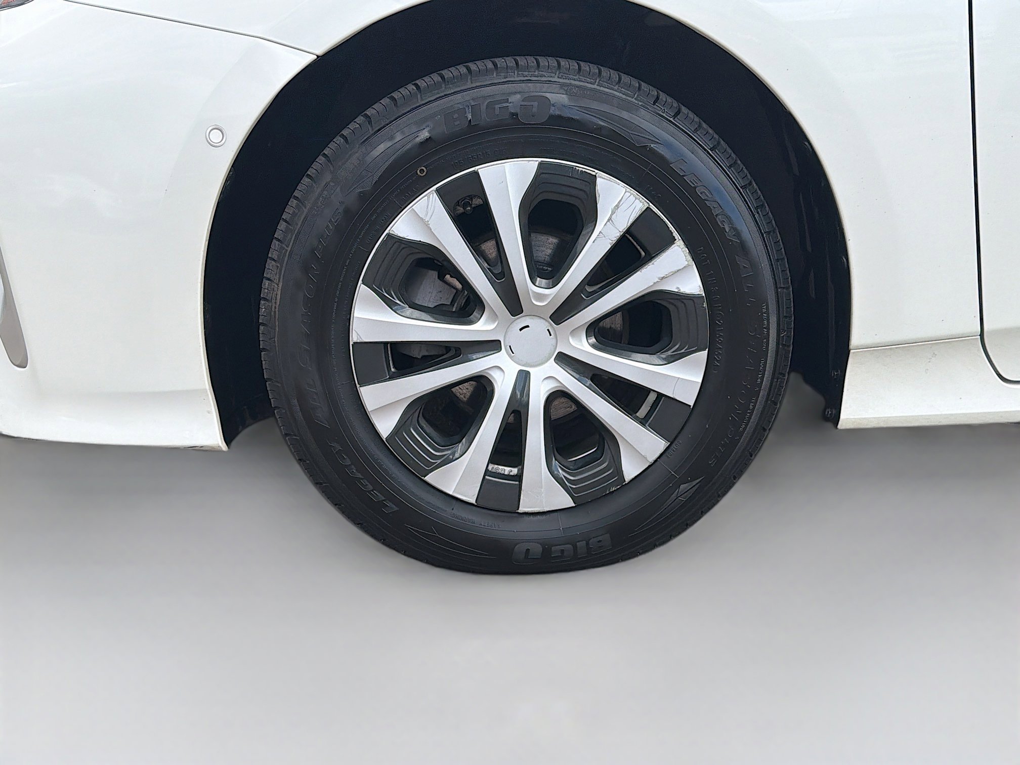 Used 2020 Toyota Prius XLE image 11