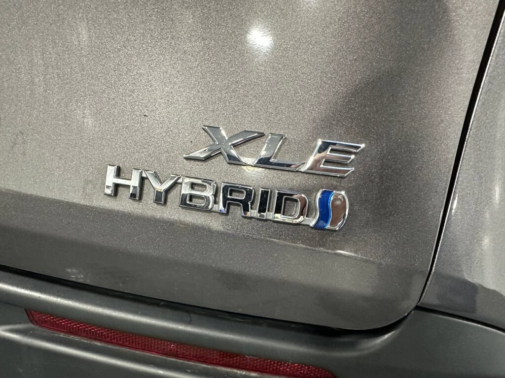 Used 2024 Toyota Sienna XLE AWD/4WD image 5