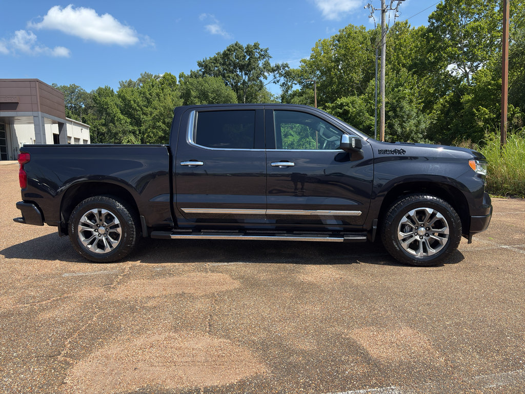 Used 2023 Chevrolet Silverado 1500 High Country w/ Technology Package AWD/4WD image 3