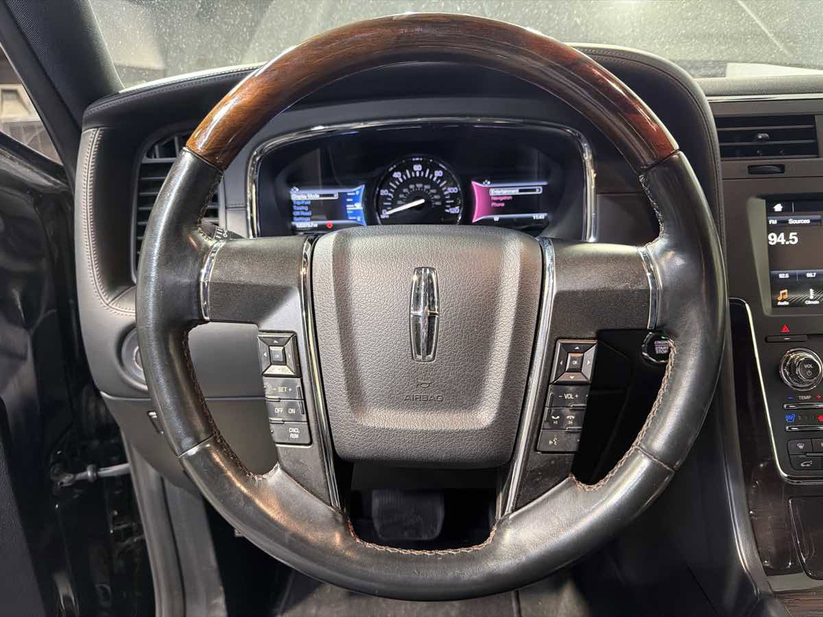 Used 2017 Lincoln Navigator Reserve image 18