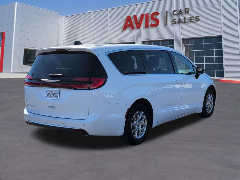 Used 2025 Chrysler Pacifica Select image 6