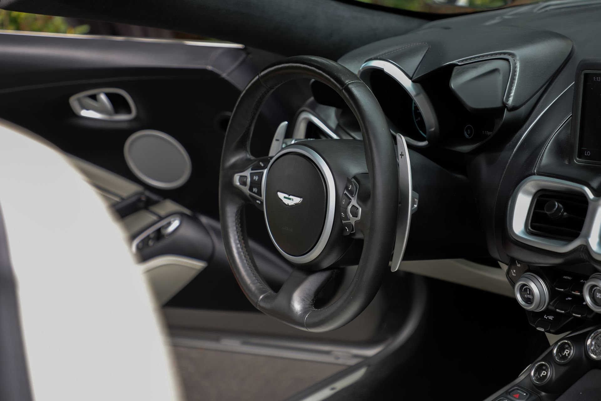 Used 2023 Aston Martin V8 Vantage Roadster RWD image 39