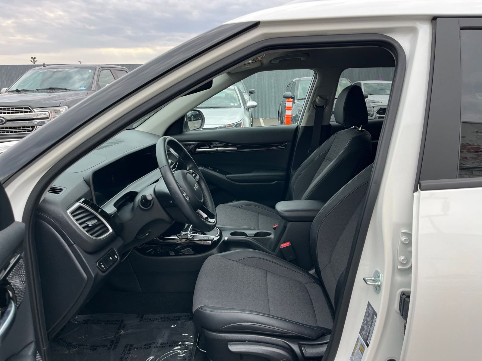 Used 2025 Kia Seltos S image 27