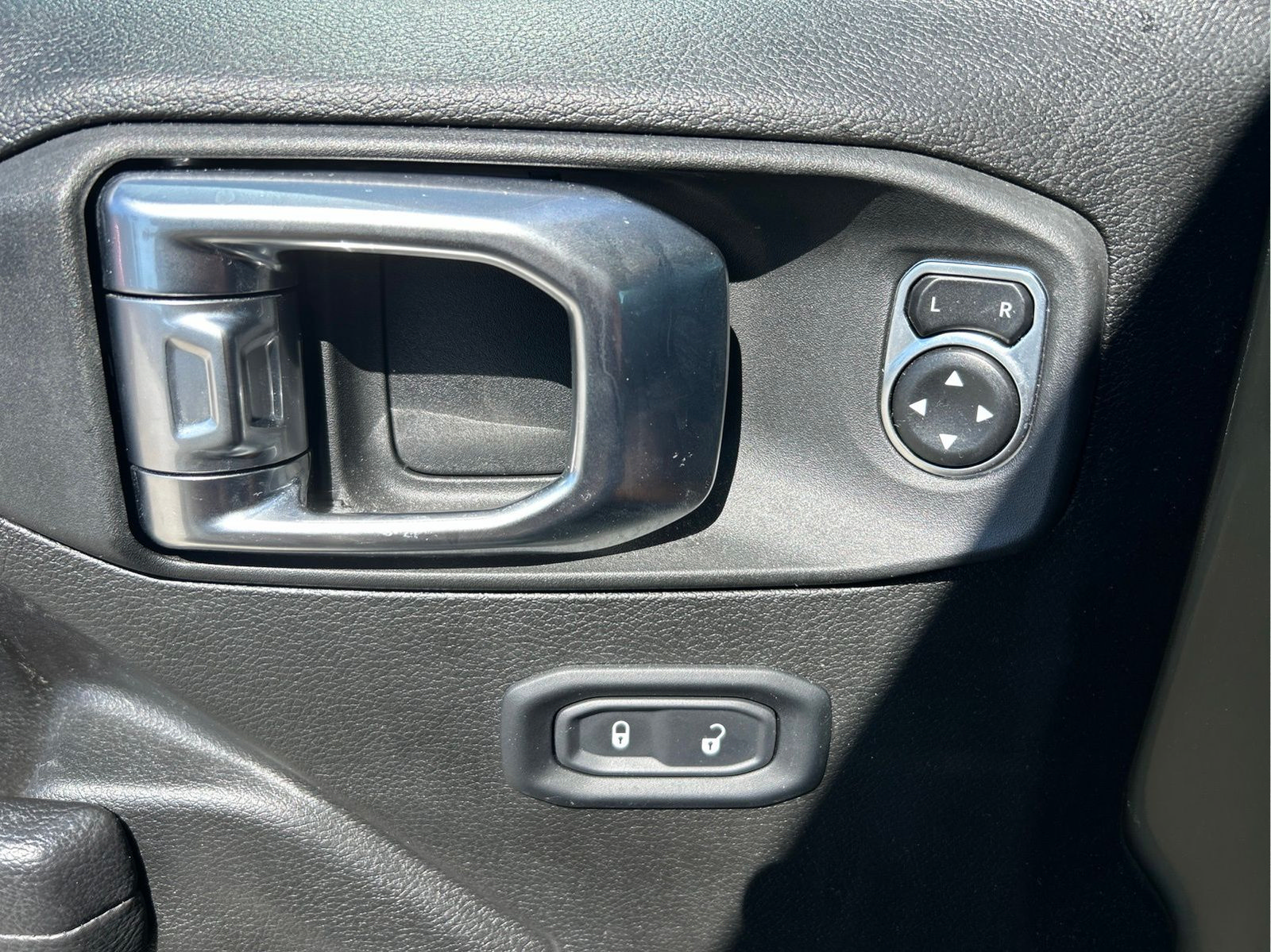 Certified 2025 Jeep Gladiator Sport AWD/4WD image 23
