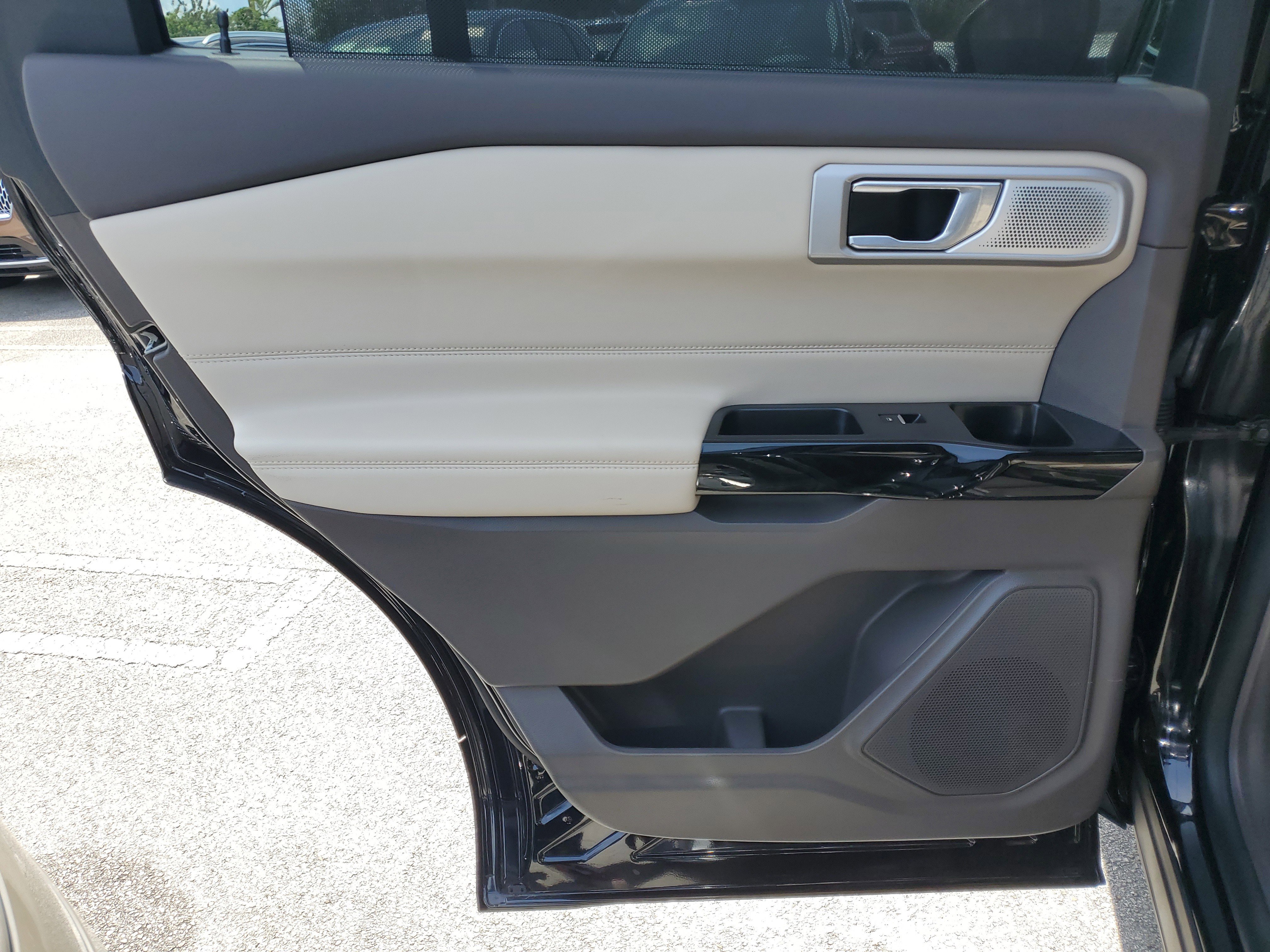 Used 2022 Ford Explorer Platinum w/ Equipment Group 601A image 9